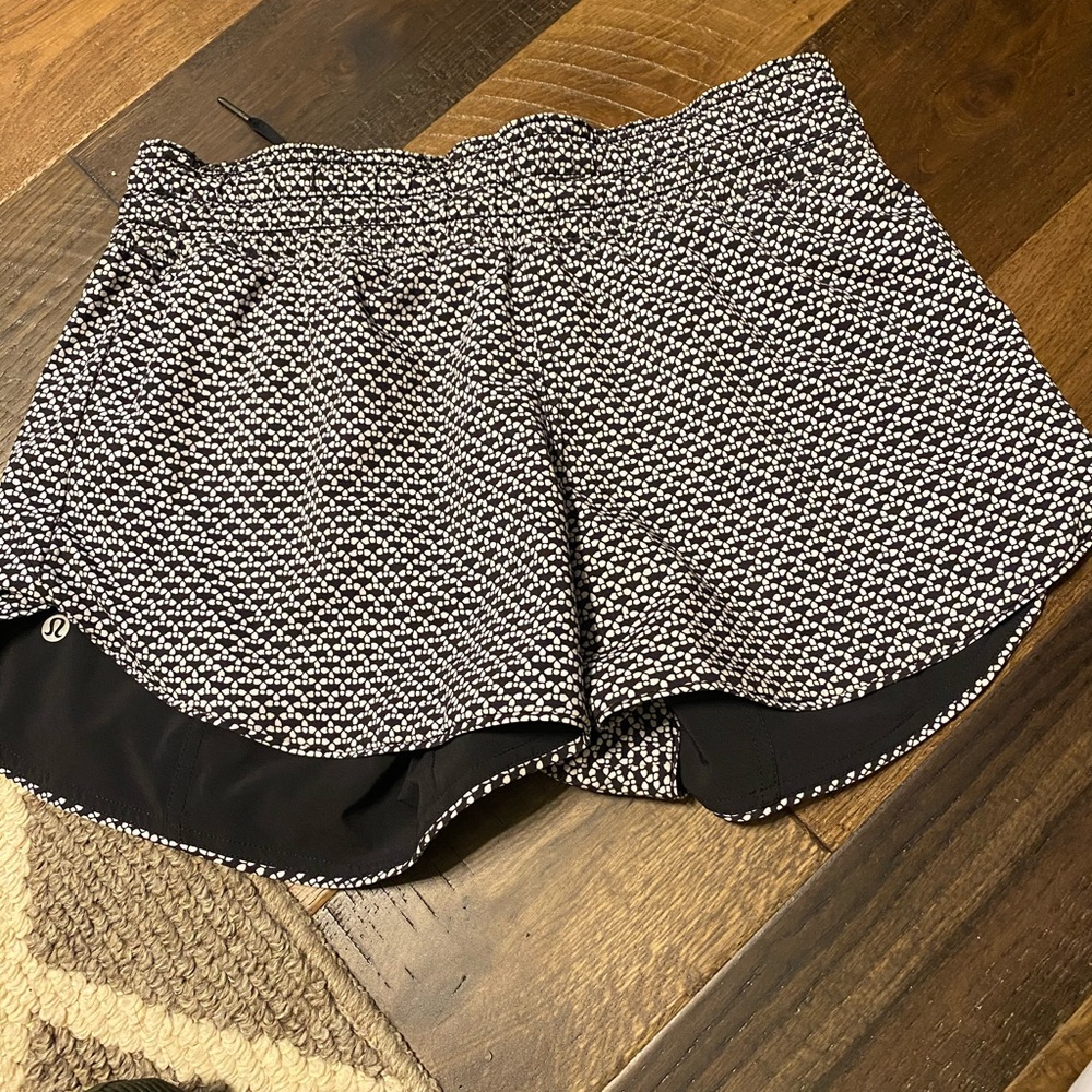 Lululemon Choose a Side Short 
Reversible size 6
